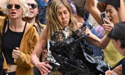 ملطخة بالزيت..  جينيفر أنيستون تتعرض لموقف محرج